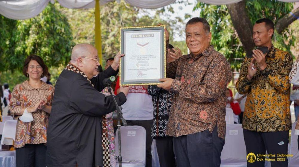Pendiri MURI, Jaya Suparna memberikan penghargaan kepada rektor UI, Arif Kuncoro pada pemecehan rekor UI cating batik terbanyak di Universitas Indonesia. (Humas UI)