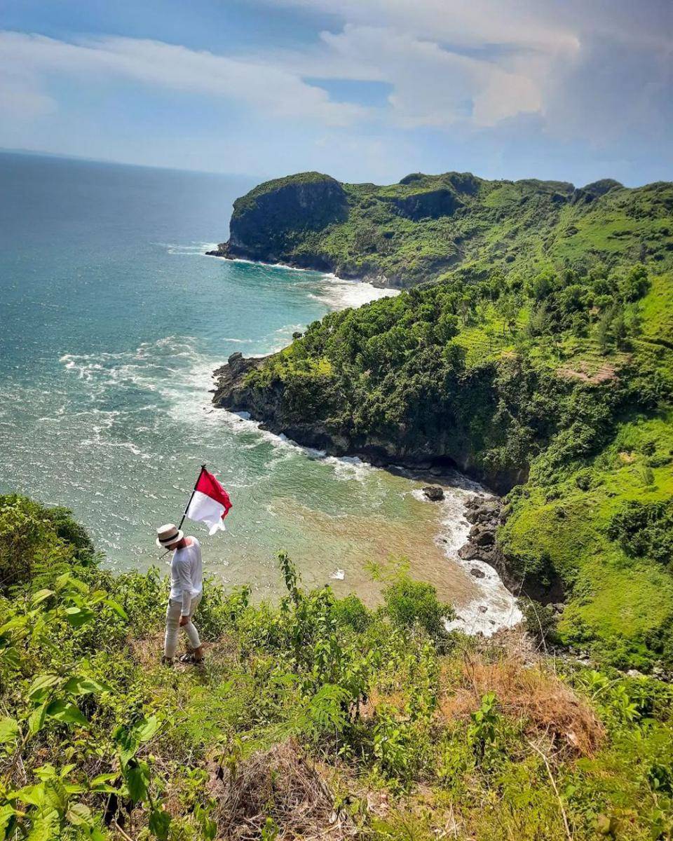 Pantai Sawangan (instagram.com/poetrawibowo)