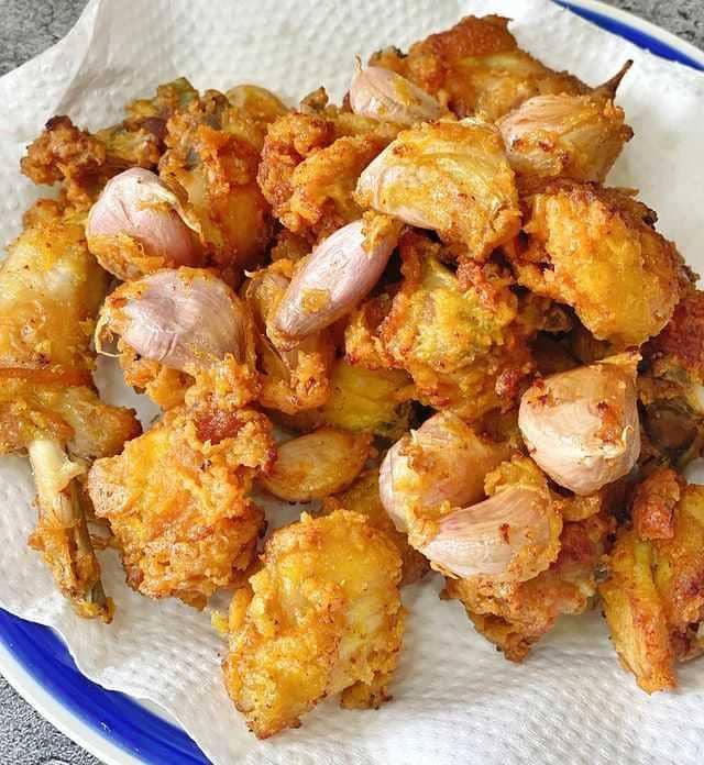 ayam goreng bawang putih (instagram.com/yantiliaw)