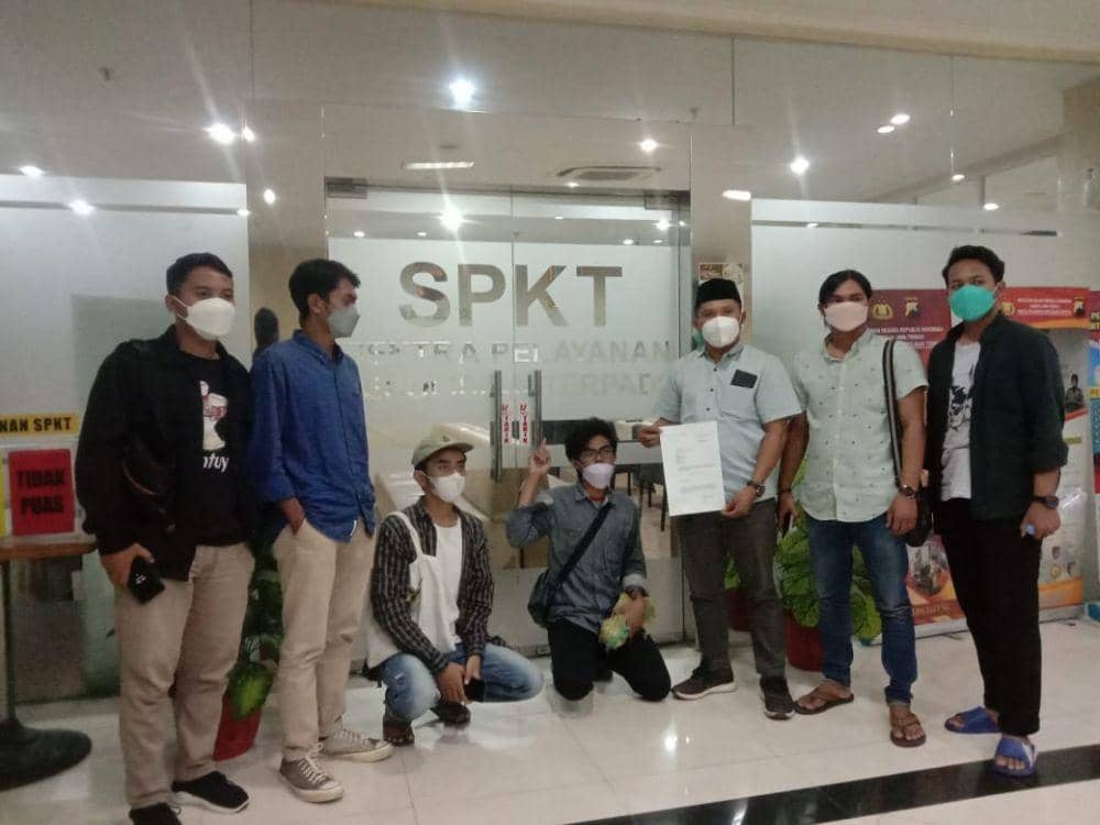 Para santri saat mendatangi SPKT Polda Jateng untuk melaporkan Ketum PPP Suharso Manoarfa. (IDN Times/bt)