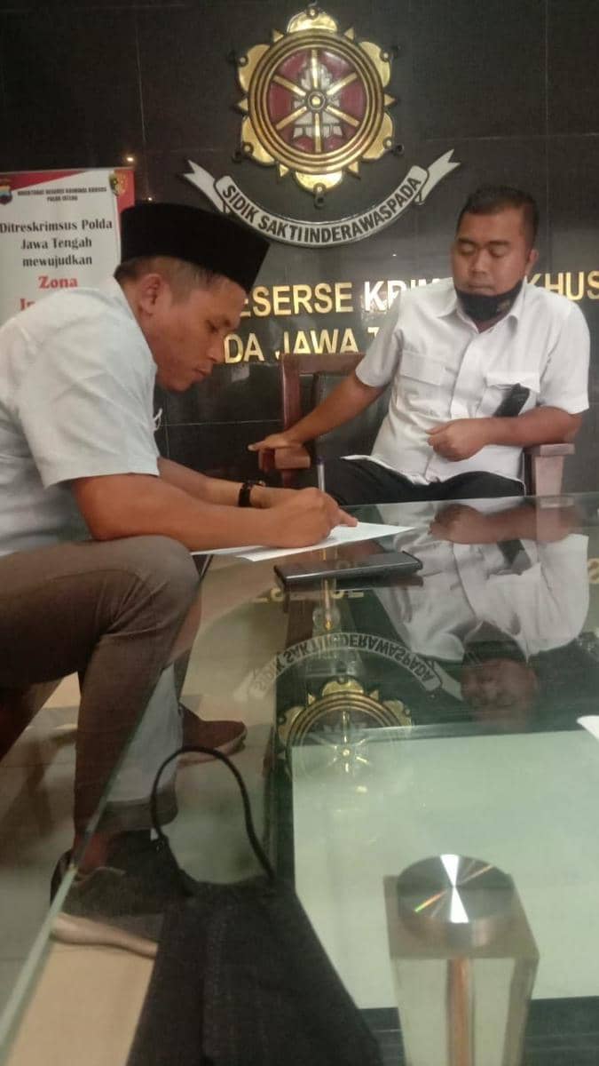 Seorang perwakilan Santri Nusantara menuliskan berkas laporan di Polda Jateng. (IDN Times/bt)