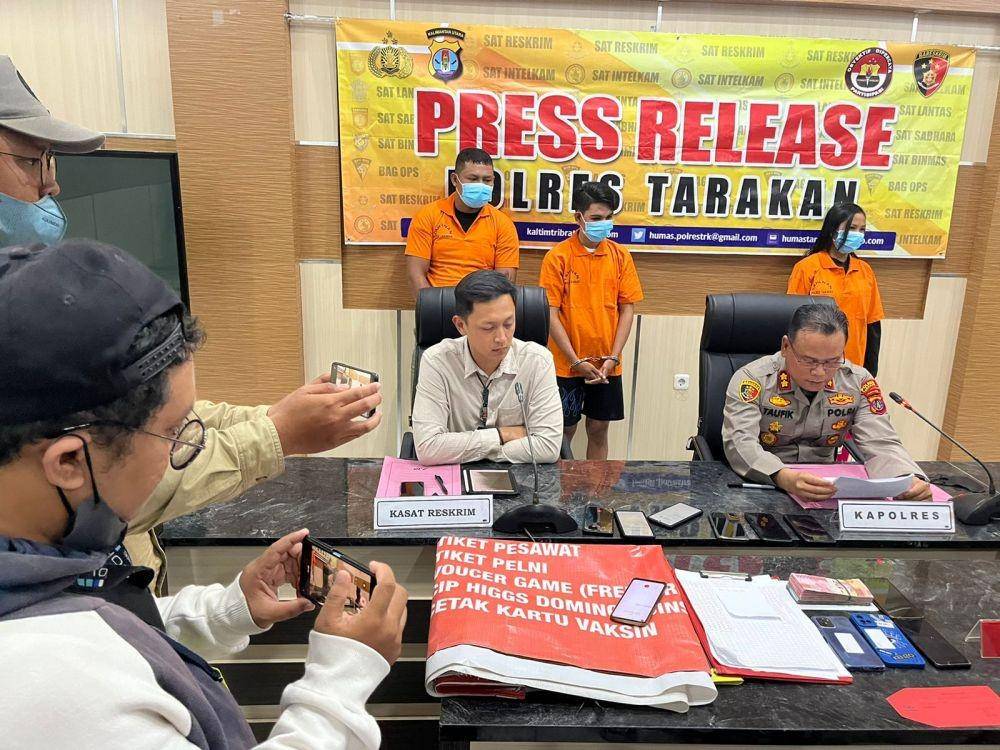 Dua penjual chip higgh domino dan pembelinya diringkus polisi (dok. Polres Tarakan)