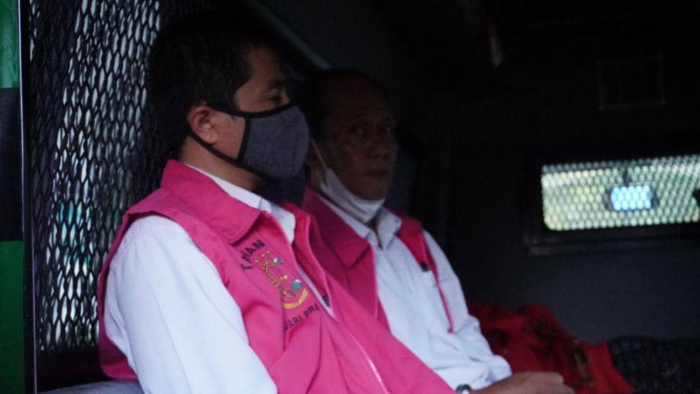 Direktur RSUD Praya inisial ML dibawa ke mobil tahanan. (dok. Kejati NTB)