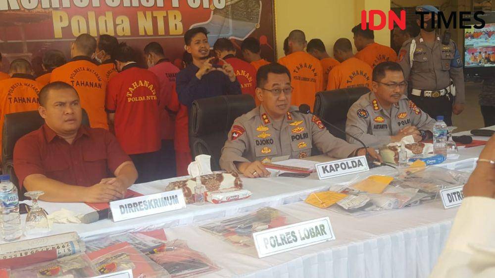 Kapolda NTB Irjen Pol Djoko Poerwanto memberikan keterangan pers terkait pengungkapan kasus judi online. (IDN Times/Muhammad Nasir)