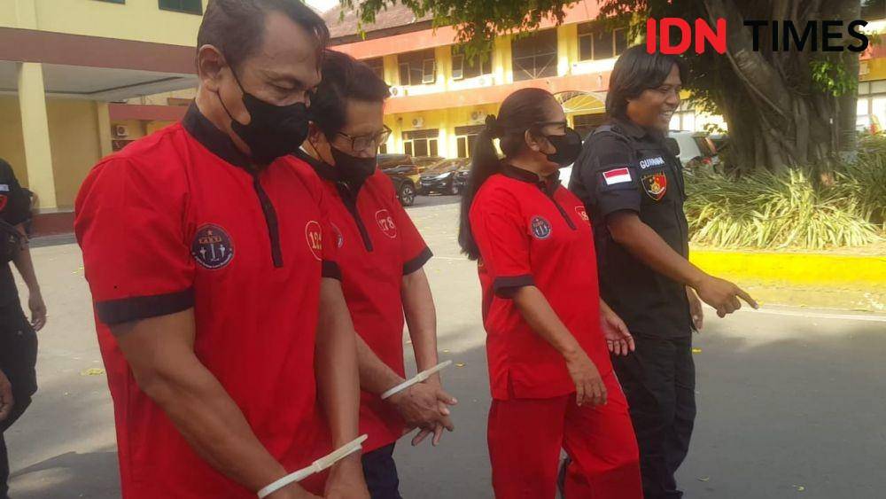 Para tersangka kasus judi online saat digelandang polisi di Mapolda NTB, Kamis (25/8/2022). (IDN Times/Muhammad Nasir)