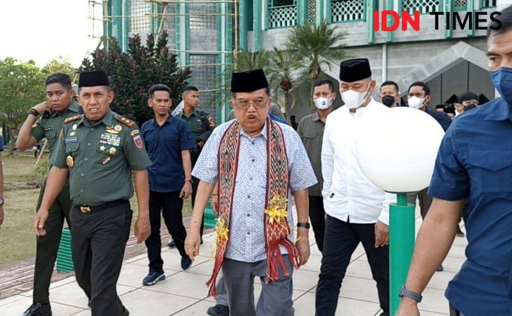 Ketua Dewan Masjid Indonesia (DMI) H.M Jusuf Kalla (tengah) saat mengunjungi Masjid Al Markaz Al Islami Makassar, Sulsel, Kamis (25/8/2022). (Dahrul Amri/IDN Times Sulsel)