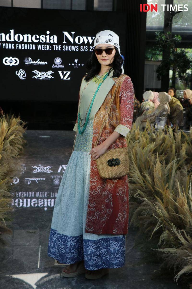 Potret busana brand lokal yang akan tampil di New York Fashion Week 2023 melalui group show bertajuk "Indonesia Now". 25 Agustus 2022. (IDN Times/M. Tarmizi Murdianto)
