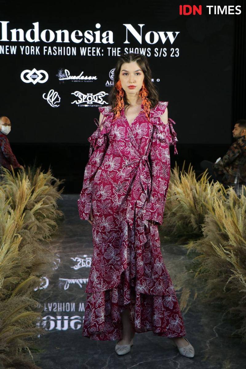 Potret busana brand lokal yang akan tampil di New York Fashion Week 2023 melalui group show bertajuk "Indonesia Now". 25 Agustus 2022. (IDN Times/M. Tarmizi Murdianto)