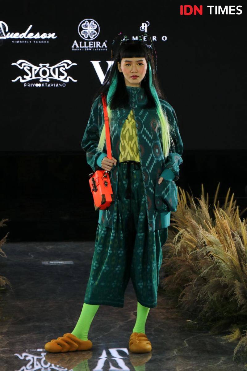 Potret busana brand lokal yang akan tampil di New York Fashion Week 2023 melalui group show bertajuk "Indonesia Now". 25 Agustus 2022. (IDN Times/M. Tarmizi Murdianto)