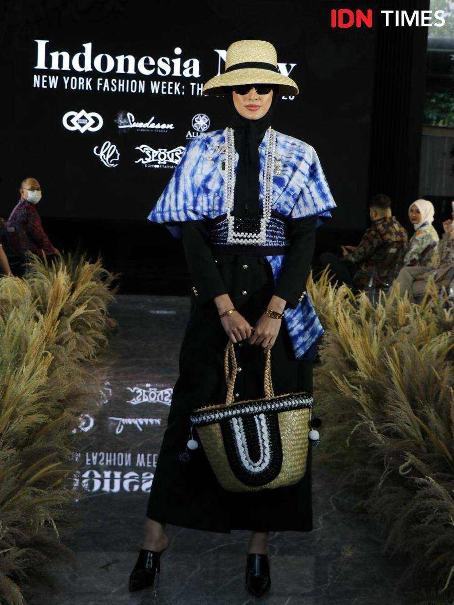 Potret busana brand lokal yang akan tampil di New York Fashion Week 2023 melalui group show bertajuk "Indonesia Now". 25 Agustus 2022. (IDN Times/M. Tarmizi Murdianto)