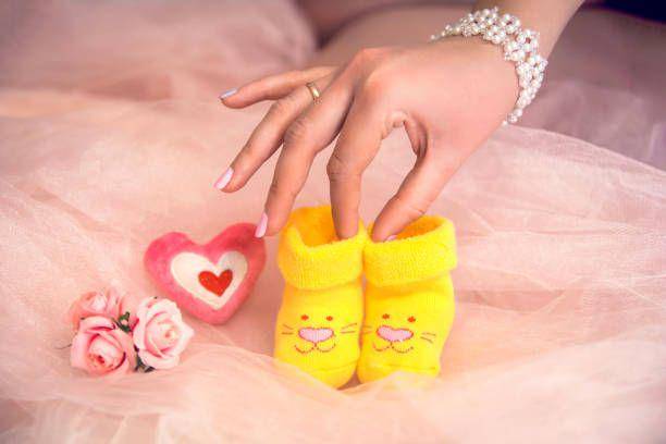 ilustrasi sepatu bayi lucu kerajinan tangan dari kain flanel (istockphoto.com/Juliia Kishun)