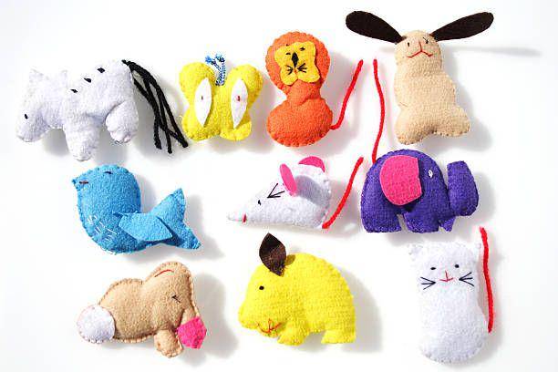 ilustrasi mainan boneka anak kerajinan tangan dari kain flanel (istockphoto.com/claylib)