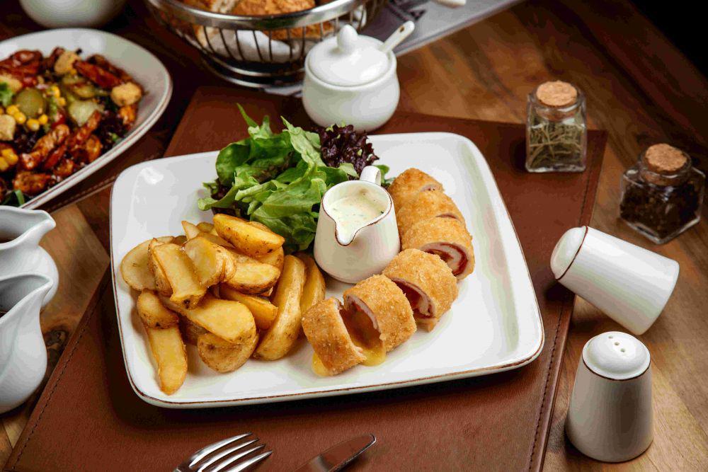 chicken cordon bleu (freepik.com/KamranAydinov)