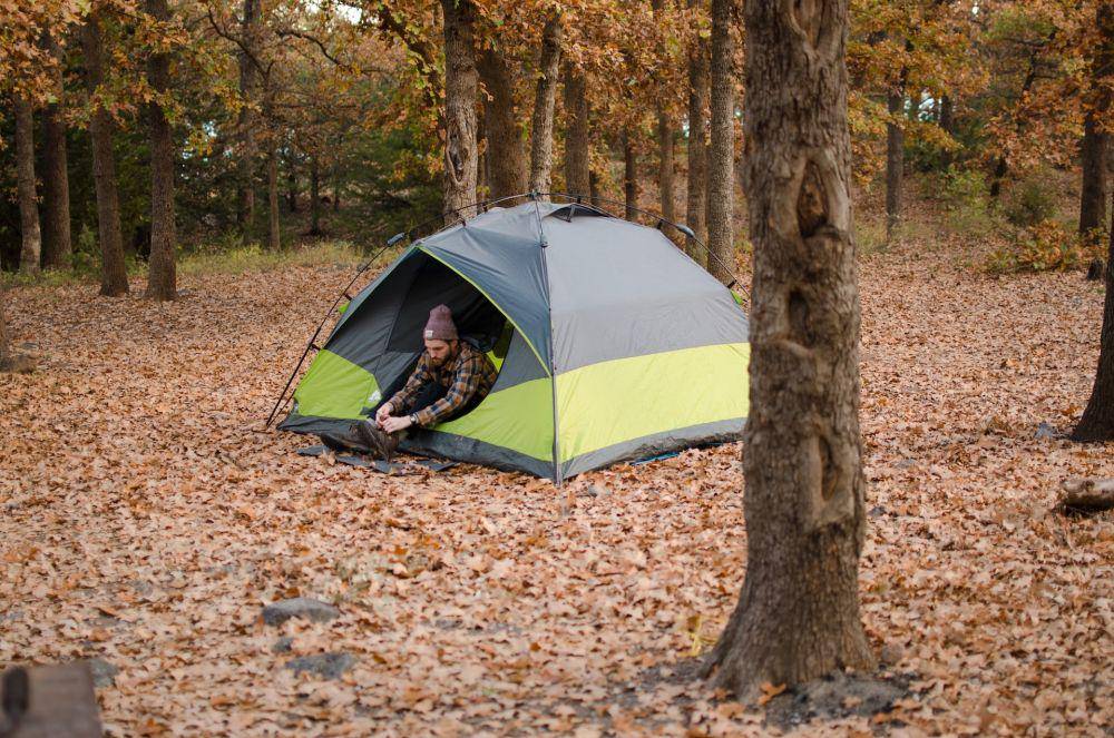 ilustrasi tenda sebagai akomodasi di tengah hutan (unsplash.com/lindsaymartin)