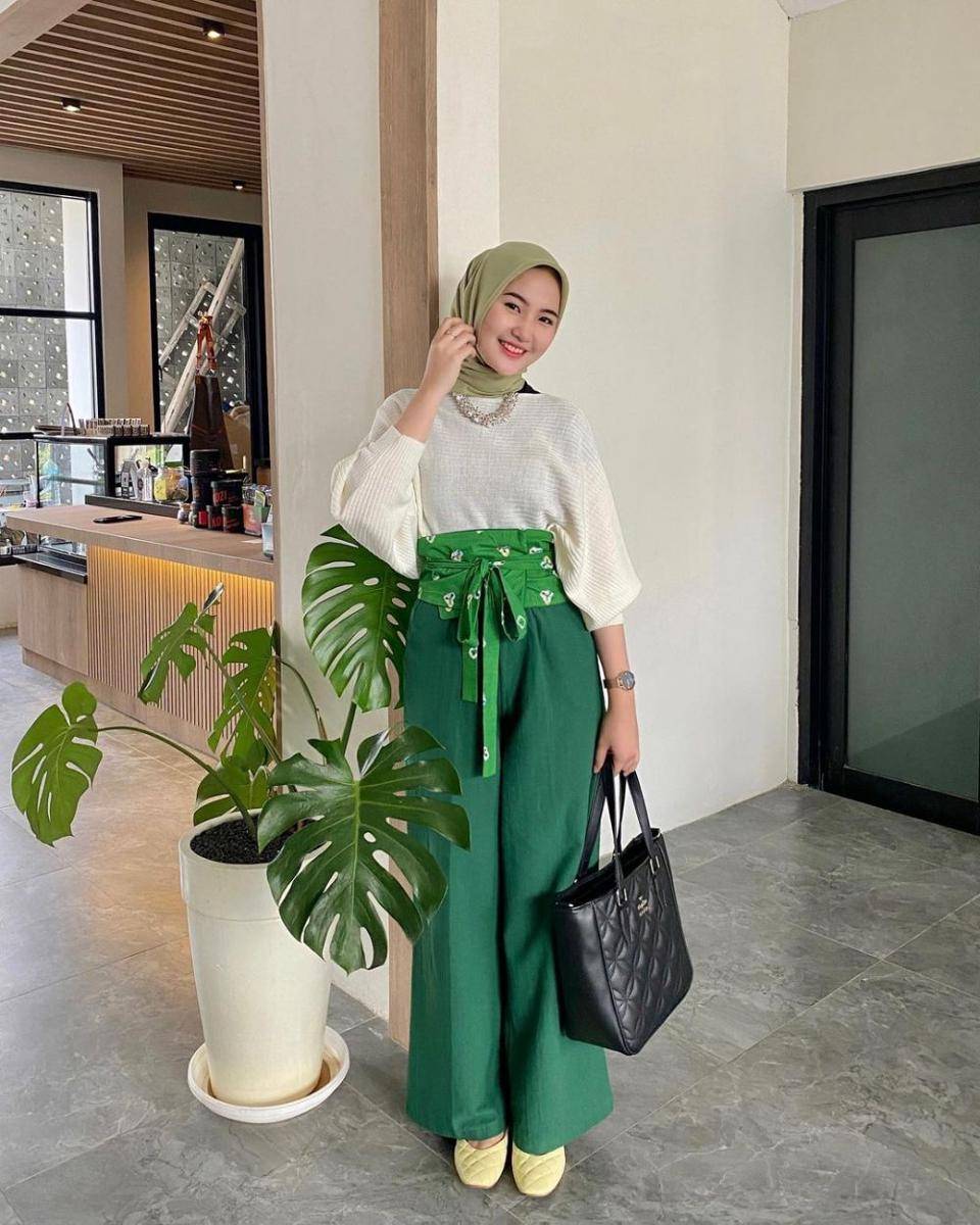 OOTD hijab datang ke wisuda teman (instagram.com/intanghazll_)