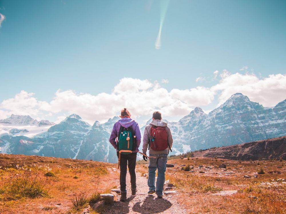 ilustrasi orang hiking (pexels.com/jaime-reimer)