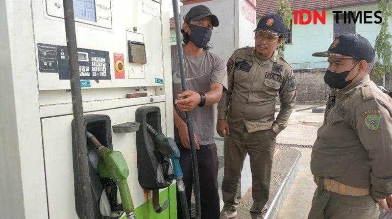 Personel Satpol PP Pantau Penyaluran Solar Subsidi di SPBU PPU