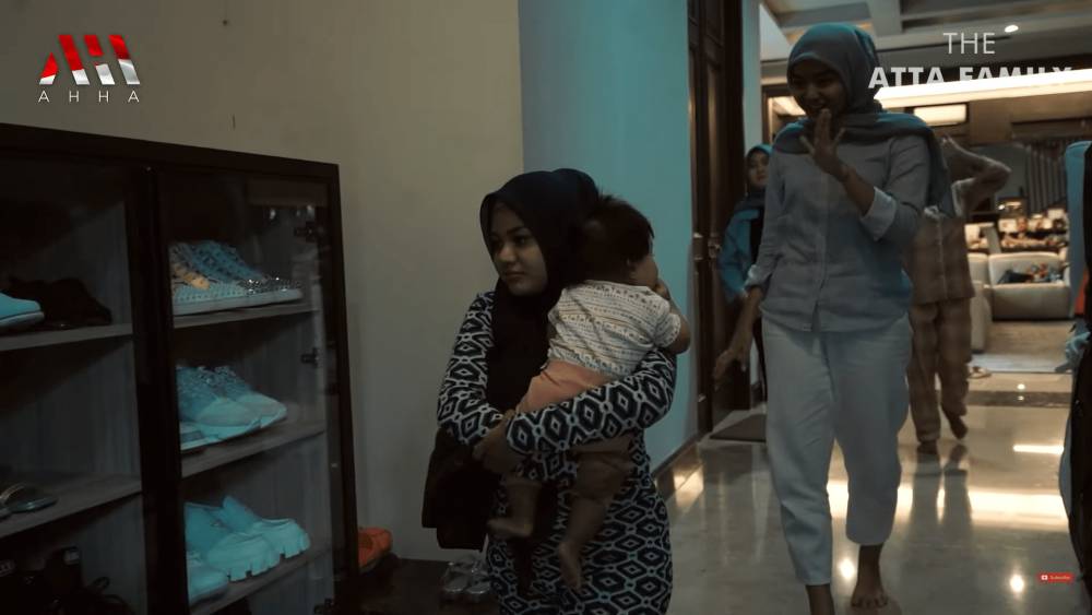 momen Ameena menjenguk Atta di rumah sakit (youtube.com/AH)