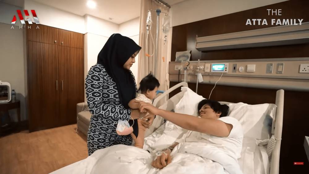 momen Ameena menjenguk Atta di rumah sakit (youtube.com/AH)