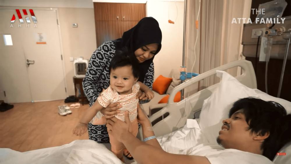 momen Ameena menjenguk Atta di rumah sakit (youtube.com/AH)