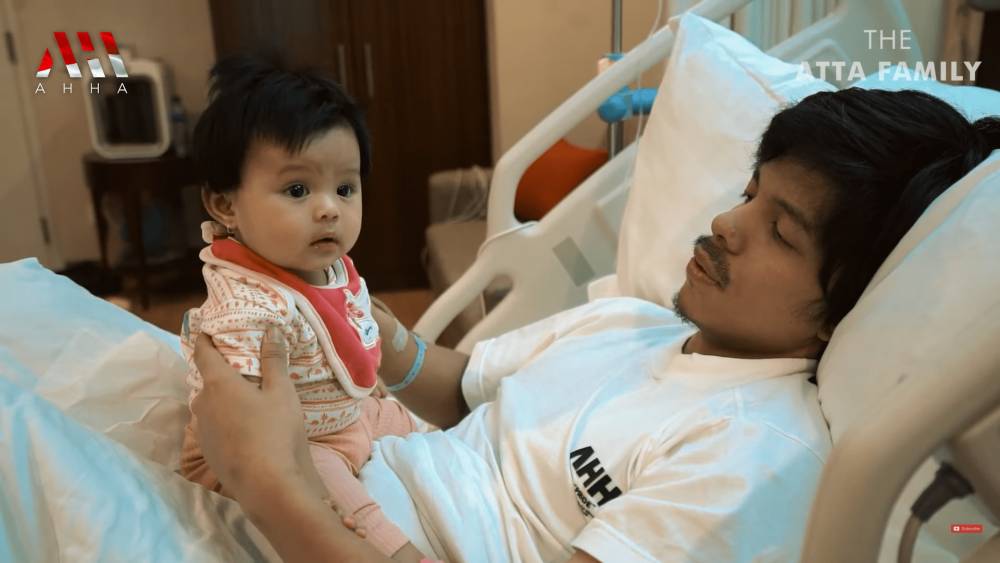 momen Ameena menjenguk Atta di rumah sakit (youtube.com/AH)