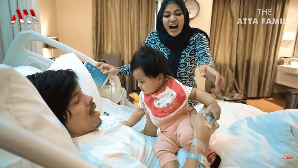 momen Ameena menjenguk Atta di rumah sakit (youtube.com/AH)