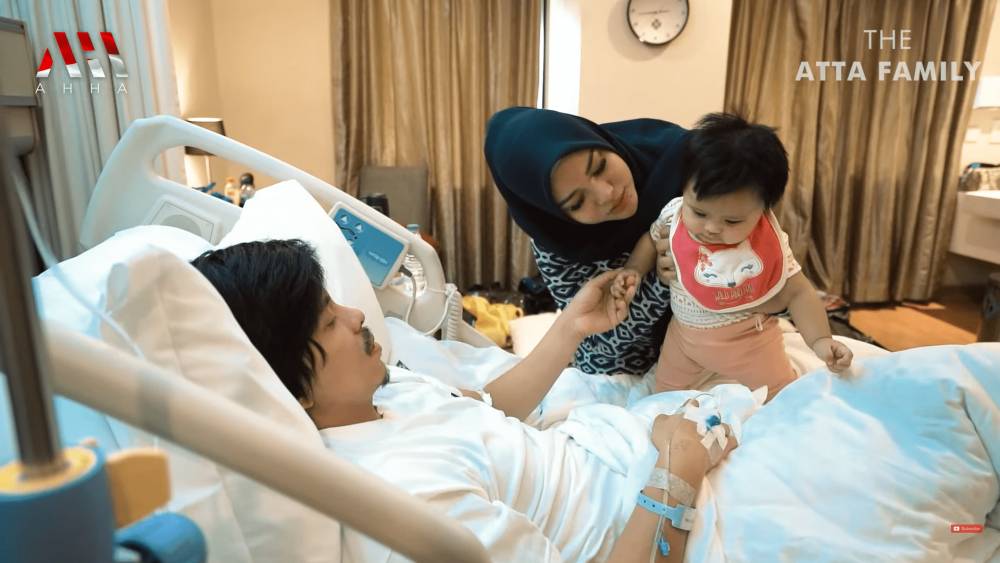 momen Ameena menjenguk Atta di rumah sakit (youtube.com/AH)