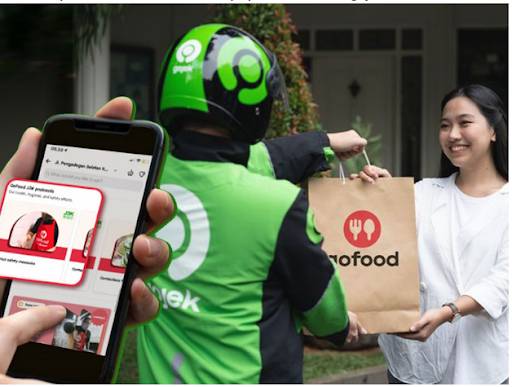 Pelanggan memanfaatkan online food delivery GoFood (Dok. Istimewa)