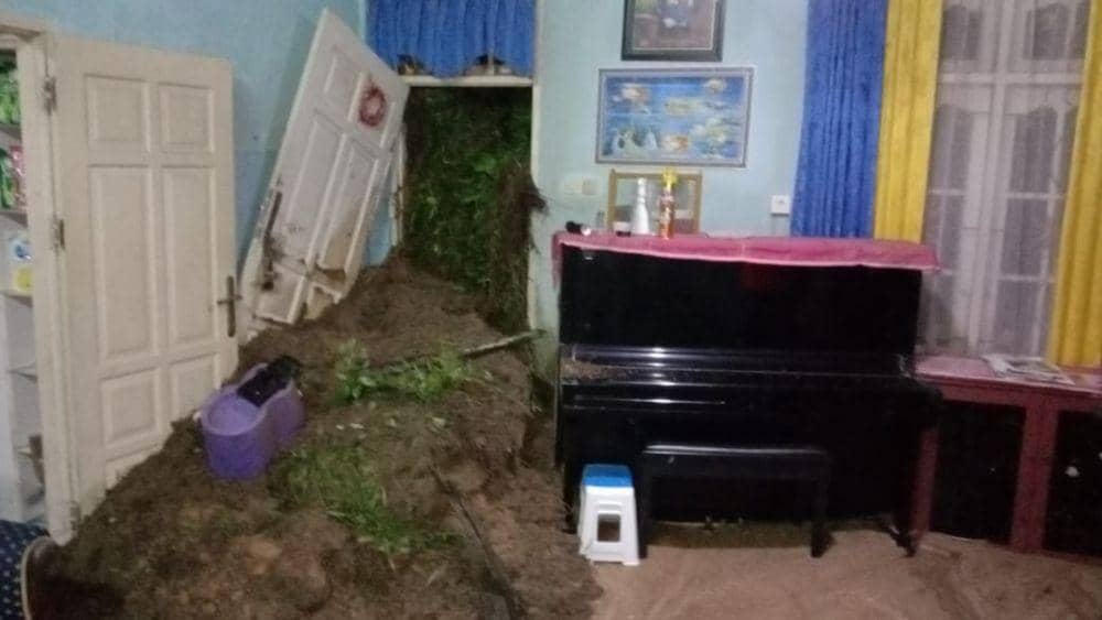 Tanah longsor terjadi di salah satu rumah warga di Kota Balikpapan (dok. istimewa)