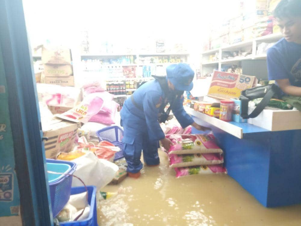 warung milik warga kebanjiran. Sembako ikut terendam banjir (dok. istimewa)