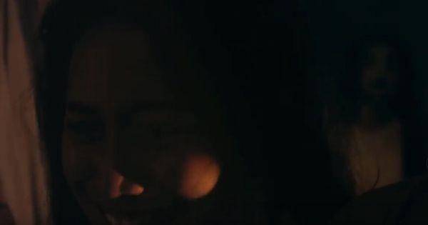 Sosok hantu di belakang Rika ( Dok. Lyto Pictures / Pamali )