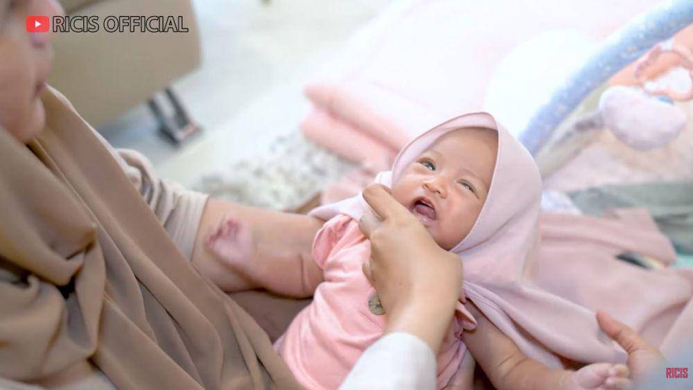 baby Moana pakai hijab (youtube.com/ricis official)