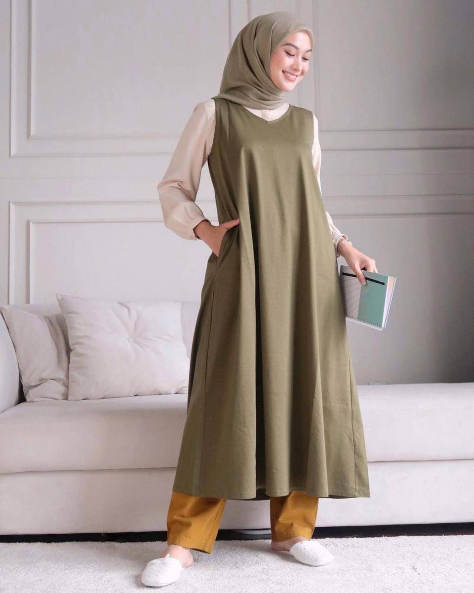 Gaya dress over pants ala Indah Nada Puspita (instagram.com/indahnadapuspita)