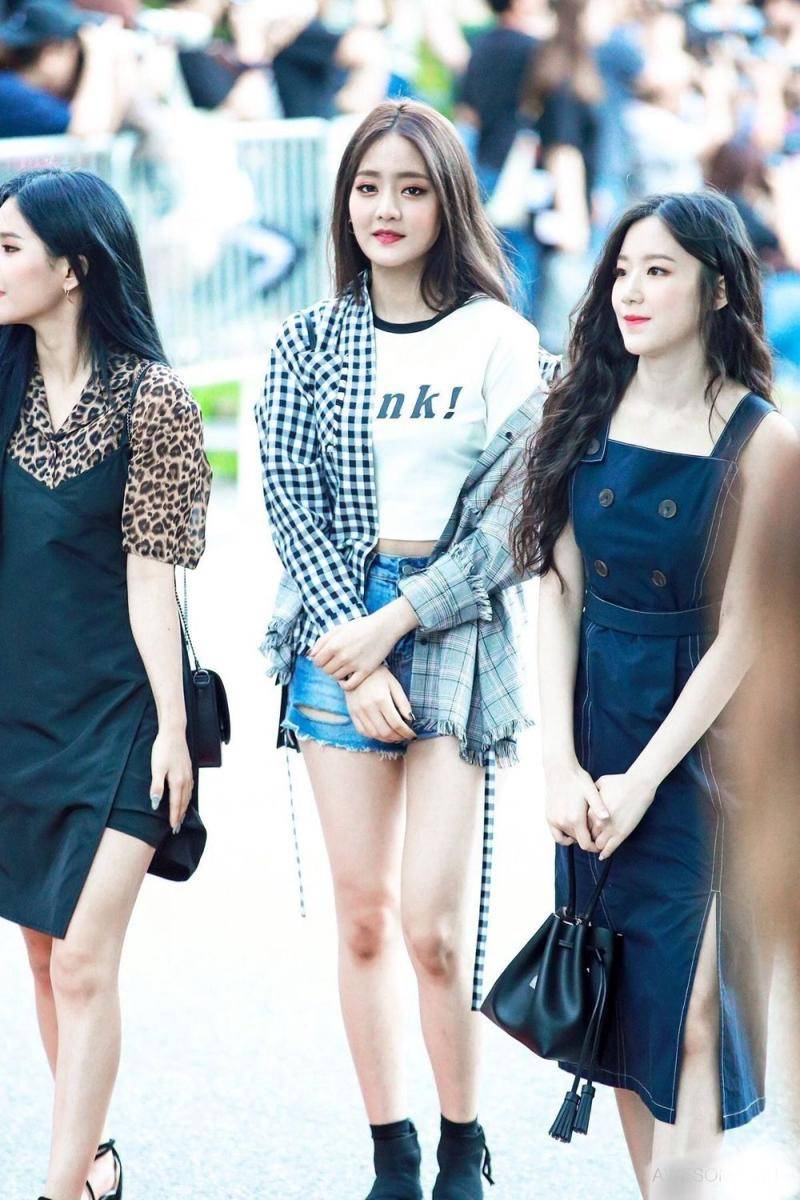 outfit Minnie (G)I-DLE (twitter.com/Karinaa00480465)
