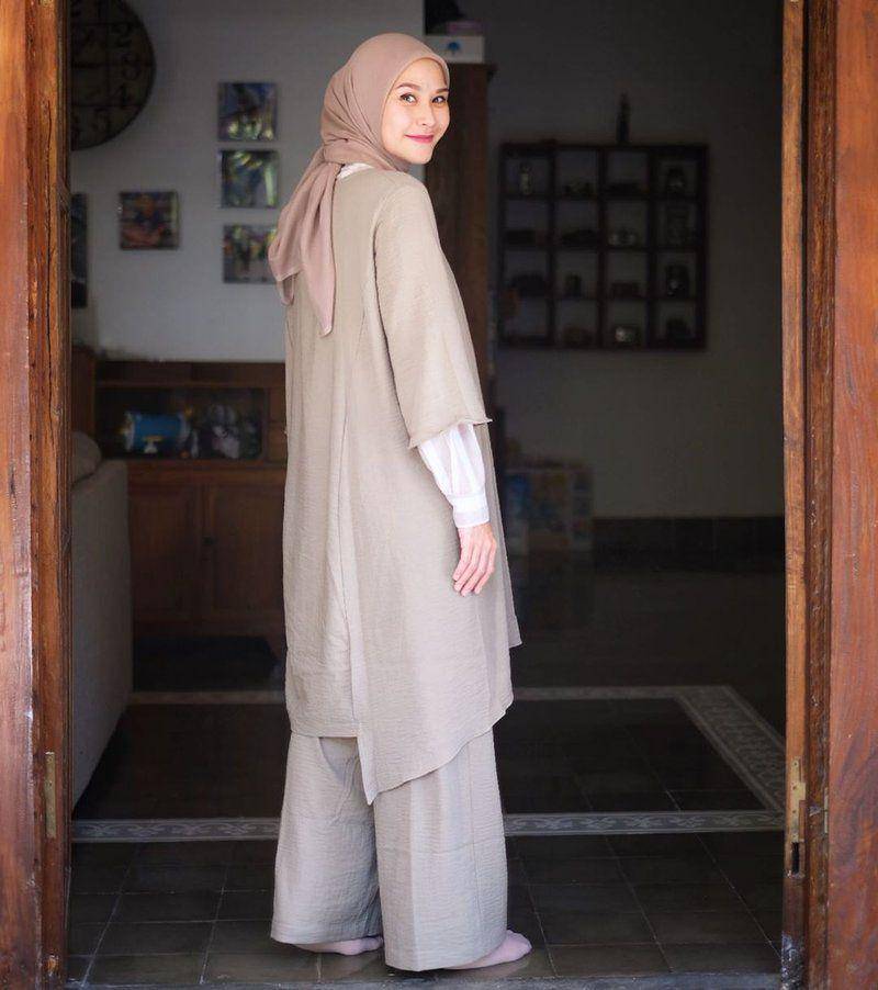 Gaya dress over pants ala Zaskia Adya Mecca (instagram.com/zaskiadyamecca)