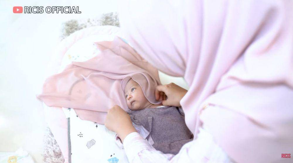 baby Moana pakai hijab (youtube.com/ricis official)