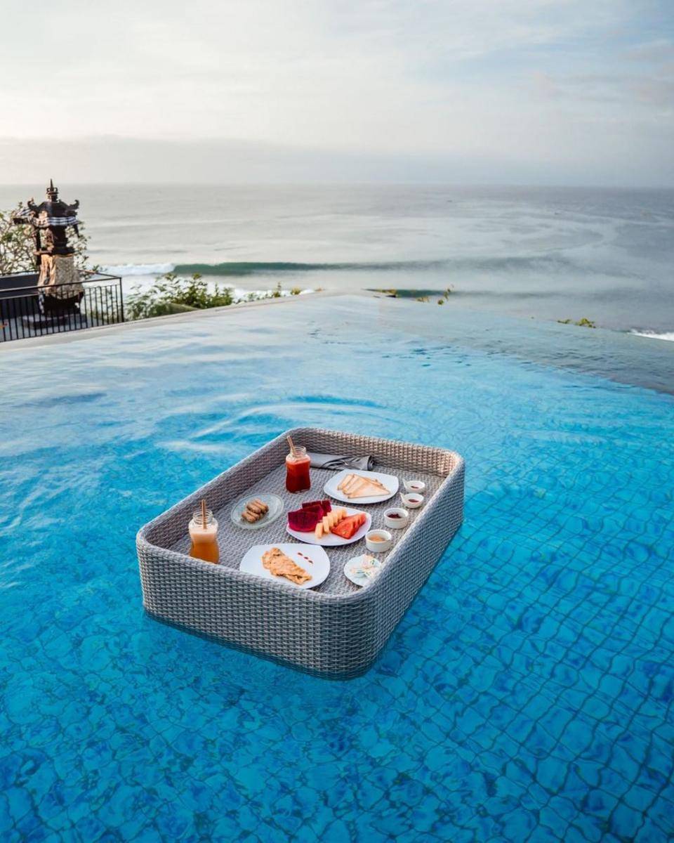 floating breakfast di Suluban Cliff Bali Villa (instagram.com/sulubancliffbalivilla)