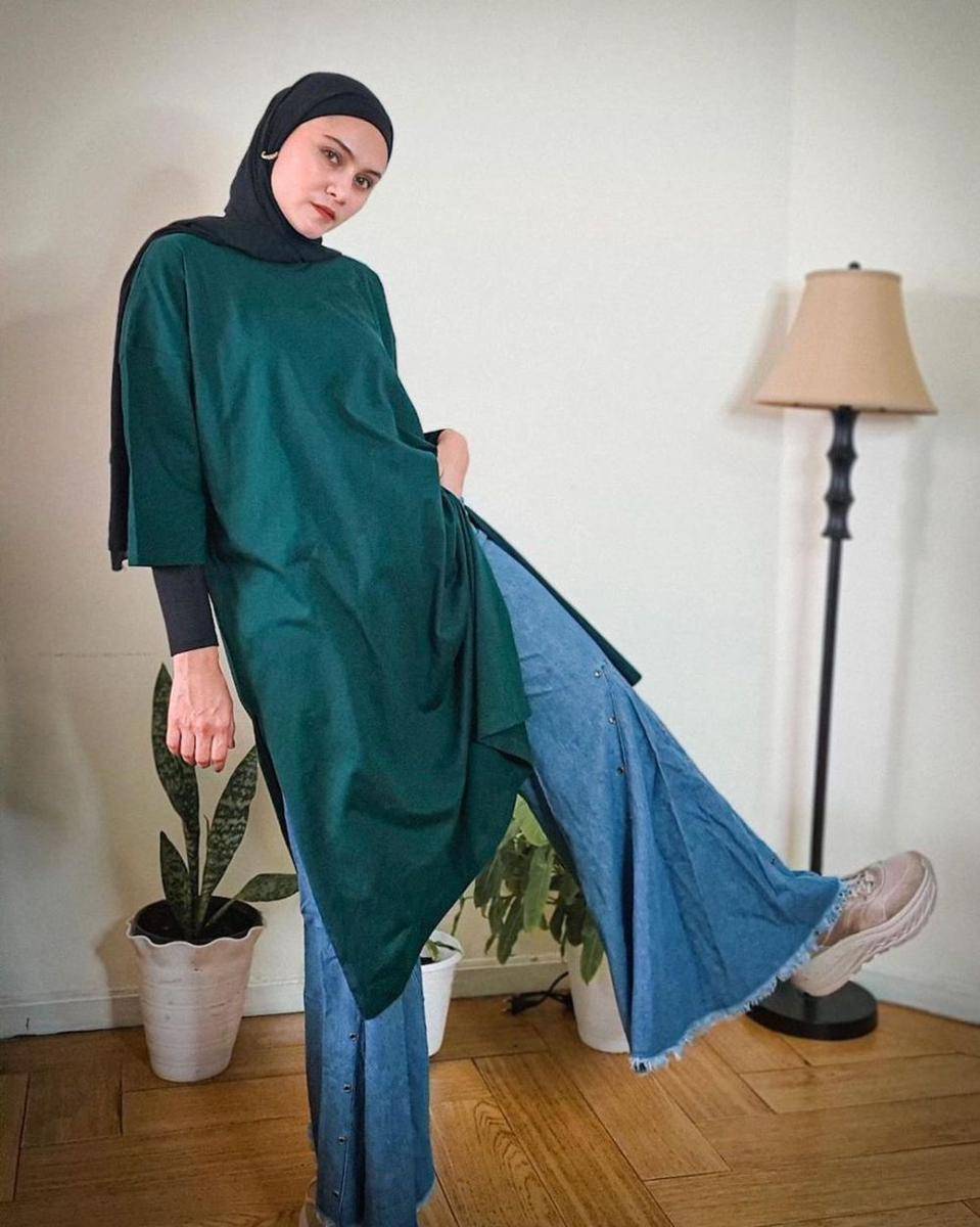 Gaya dress over pants ala Zee Zee Shahab (instagram.com/zeezee.project)