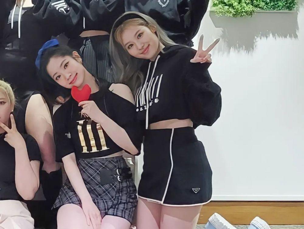 ootd sana twice (instagram.com/mysanatwice)
