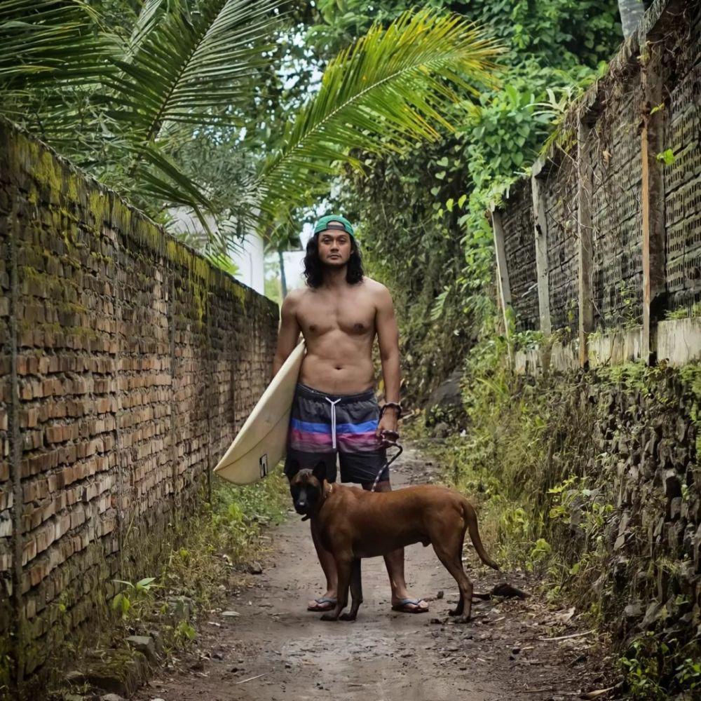 10 Potret Dwi Sasono dengan Rambut Gondrong, Nyentrik!