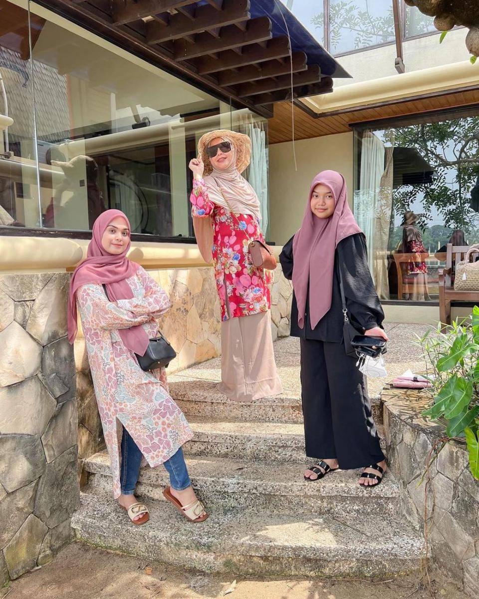 Gaya dress over pants ala Vebby Palwinta (instagram.com/vebbypalwinta)