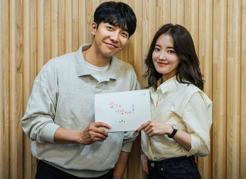 kedekatan Lee Seung Gi dan Lee Se Young saat pembacaan naskah drama The Law Cafe (dok. KBS2/The Law Cafe)