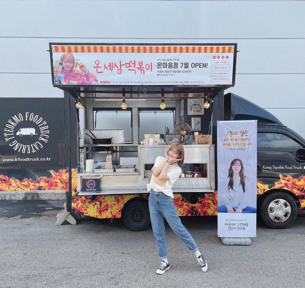 12 Potret Kim Se Jeong di Depan Kiriman Food Truck, Ada dari Indonesia