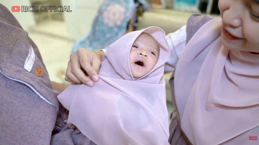 baby Moana pakai hijab (youtube.com/ricis official)
