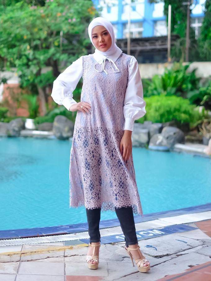 Gaya dress over pants ala Aurel Hermansyah (instagram.com/aurelie.hermansyah)