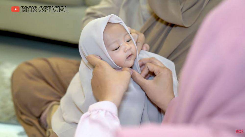 baby Moana pakai hijab (youtube.com/ricis official)