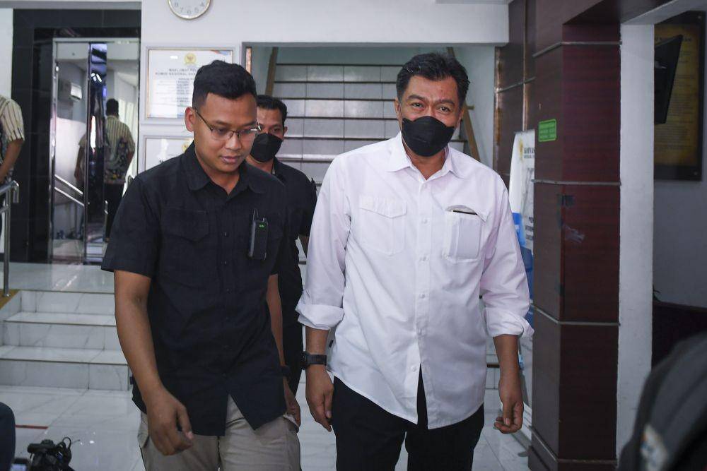Kepala Divisi TIK Polri Irjen Pol Slamet Uliandi (kemeja putih) memenuhi panggilan Komisi Nasional Hak Asasi Manusia (Komnas HAM) di Jakarta, Jumat (5/8/2022). (ANTARA FOTO/Galih Pradipta)