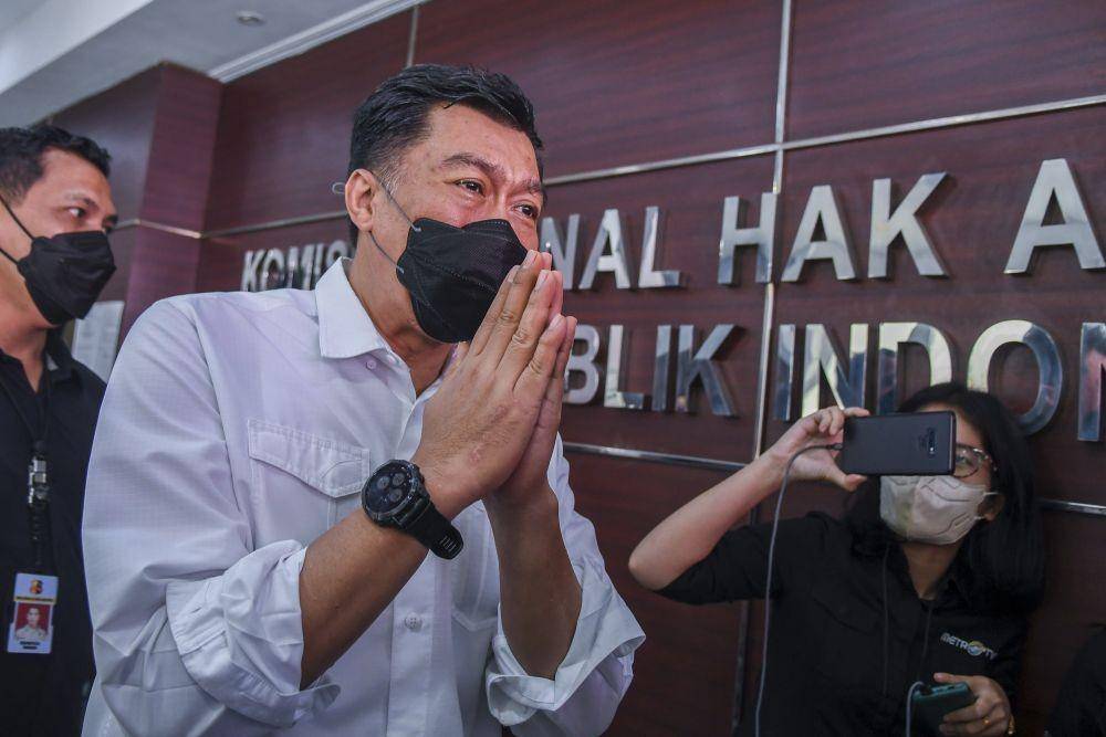 Kepala Divisi TIK Polri Irjen Pol Slamet Uliandi (kemeja putih) memenuhi panggilan Komisi Nasional Hak Asasi Manusia (Komnas HAM) di Jakarta, Jumat (5/8/2022). (ANTARA FOTO/Galih Pradipta)