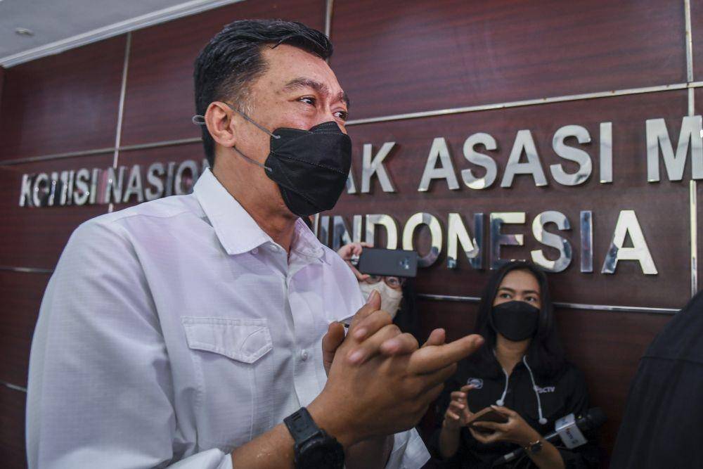 Kepala Divisi TIK Polri Irjen Pol Slamet Uliandi (kemeja putih) memenuhi panggilan Komisi Nasional Hak Asasi Manusia (Komnas HAM) di Jakarta, Jumat (5/8/2022). (ANTARA FOTO/Galih Pradipta)