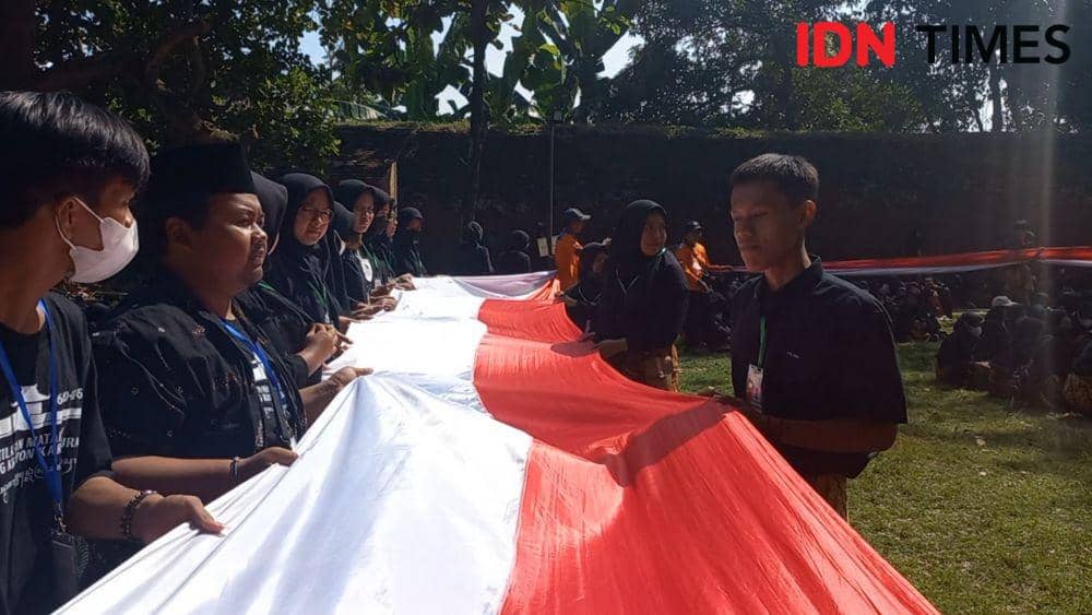 Pembentangan bendera UIN Sukoharjo cetak rekor MURI. (IDN Times/Larasati Rey)